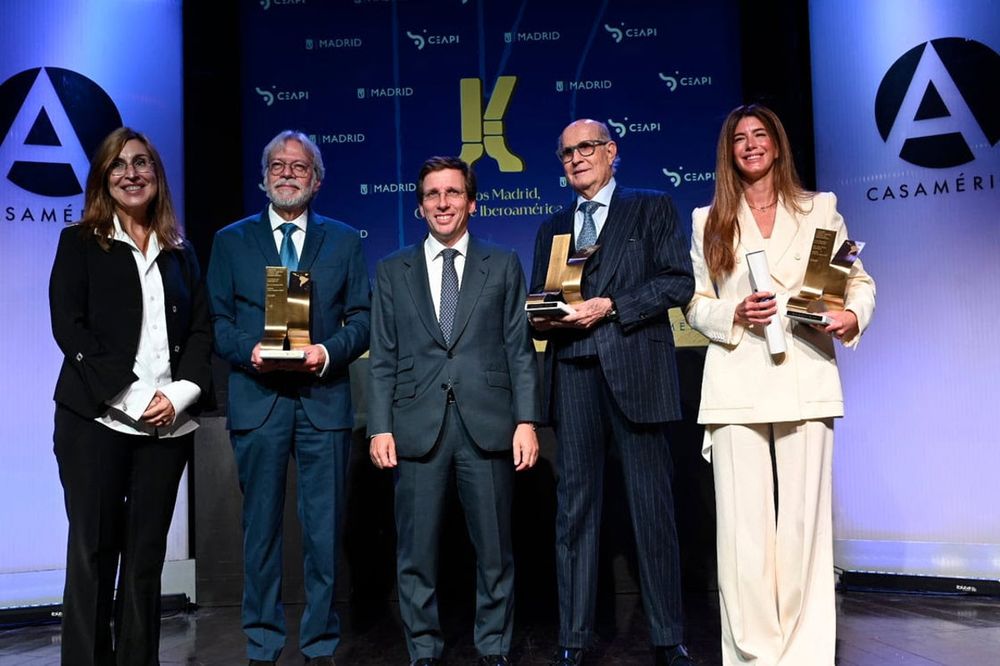 El alcalde Martínez Almeida y Nuria Vilanova (CEAPI), con los premiados Luis Amodio, Juan Antonio Pérez Simón y la CEO de The Objetive, Paula Quinteros.