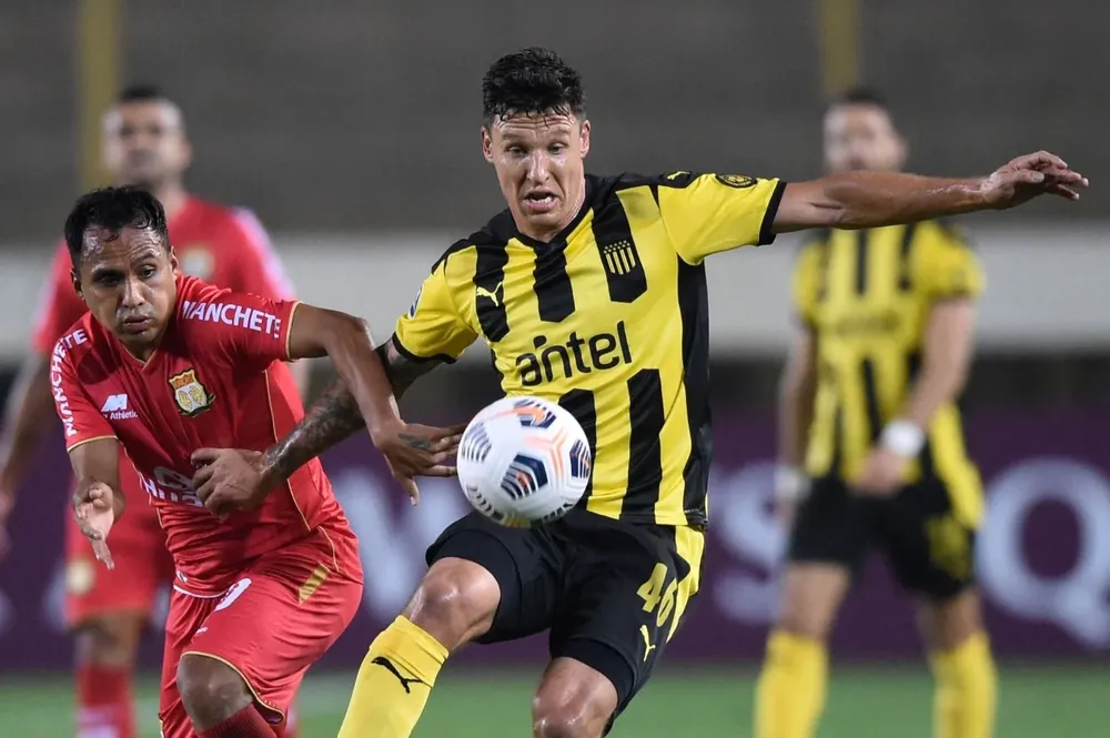 Damián Musto fue titular en Peñarol ante Sport Huancayo