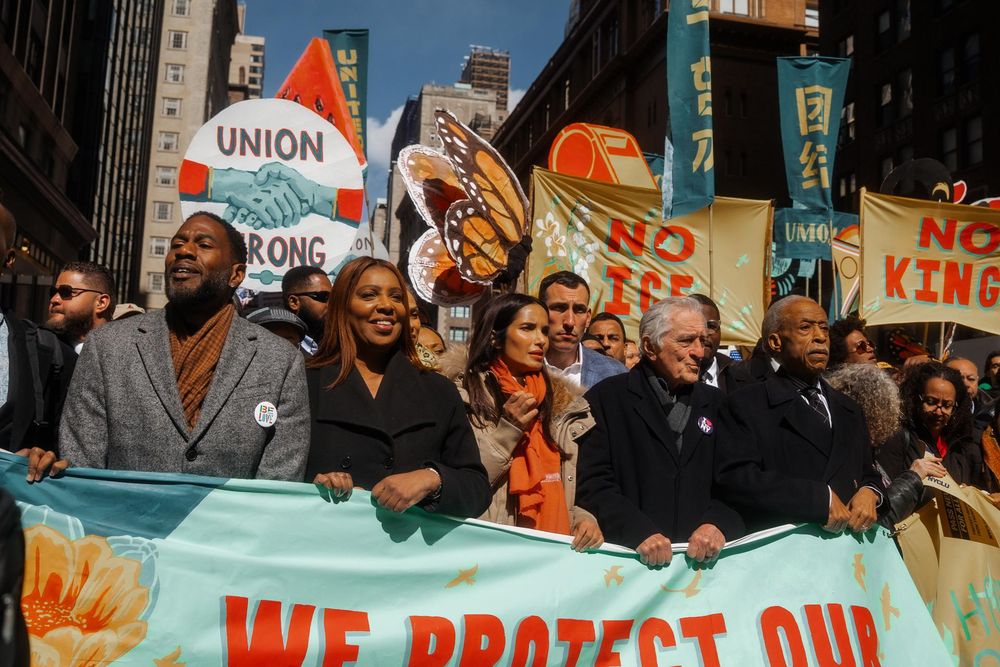 El actor Robert De Niro, la fiscal general de Nueva York, Letitia James, y el contralor de la ciudad de Nueva York, Jumaane Williams, marchan contra Trump.