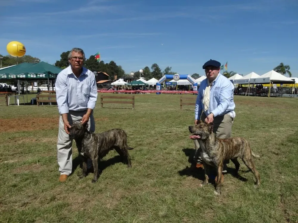 Julio López y Gabriel Elissalde con dos de los cimarrones uruguayos.