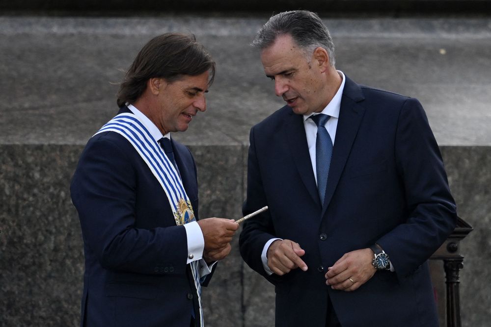 Luis Lacalle Pou y Yamandú Orsi lapicera 1 de marzo de 2025