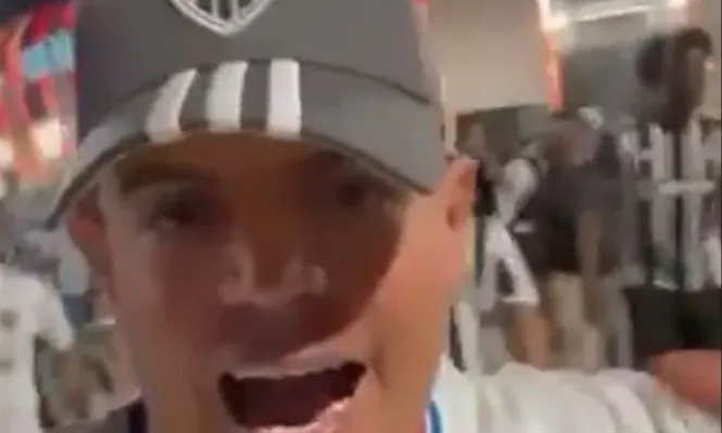 Un hincha de Atlético Mineiro fue con la camiseta de Nacional al estadio y creó disturbios con hinchas de Peñarol