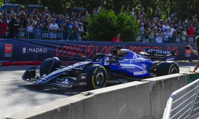 El piloto español Carlos Sainz, durante la exhibición en el futuro circuito de F1 de Madrid.