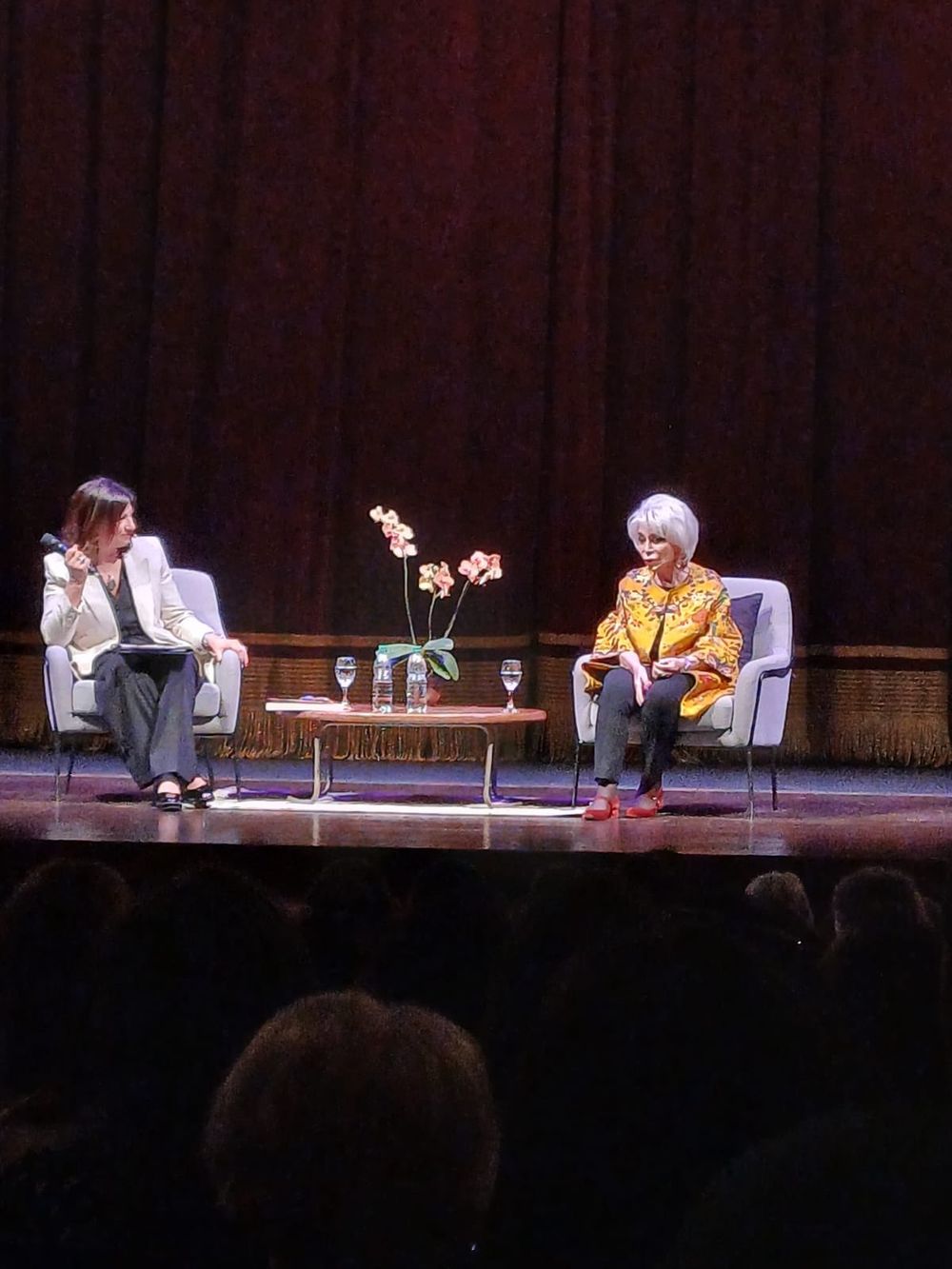 Isabel Allende en el Teatro Solís junto a Blanca Rodríguez