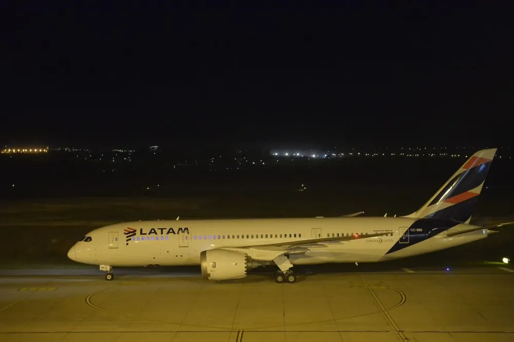 El avión de Latam aterrizando en Carrasco