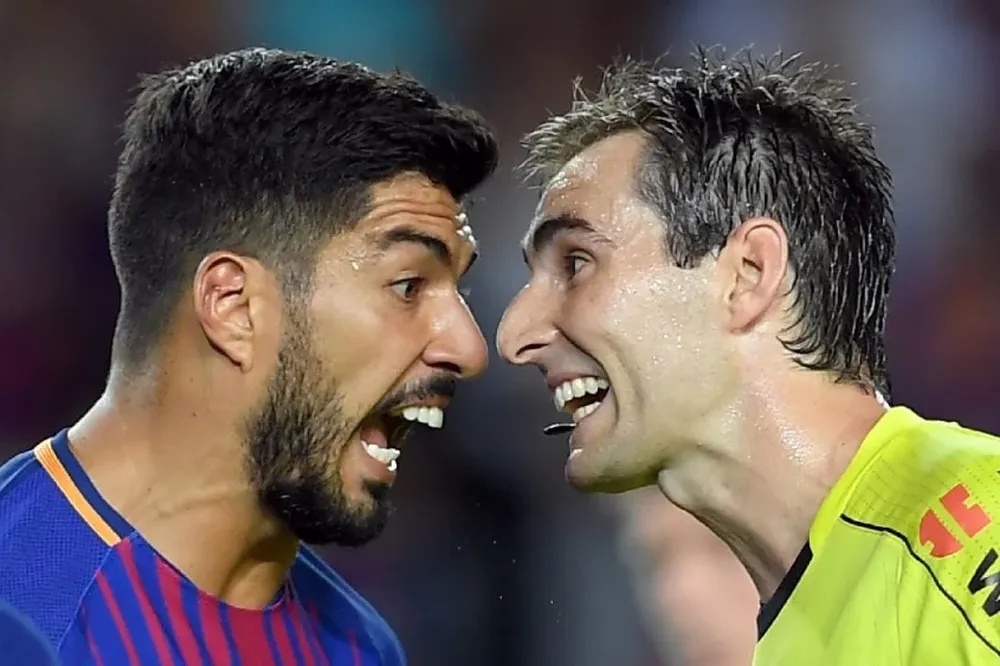 Luis Suárez se enfrascó en el árbitro en la definición de la Supercopa ante Real Madrid