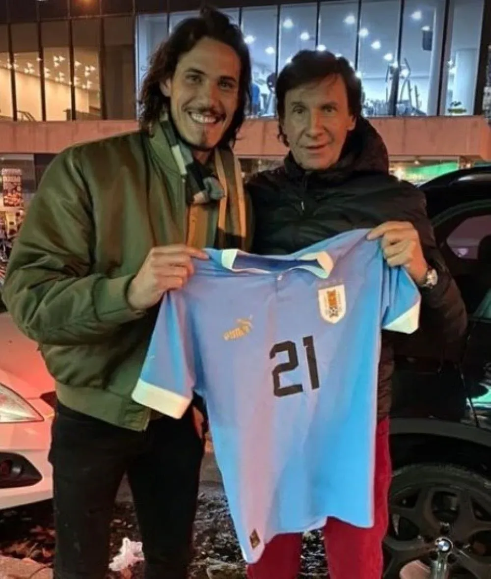 Edinson Cavani y el Bambino Pons, el reconocido periodista argentino, se encontraron en Montevideo