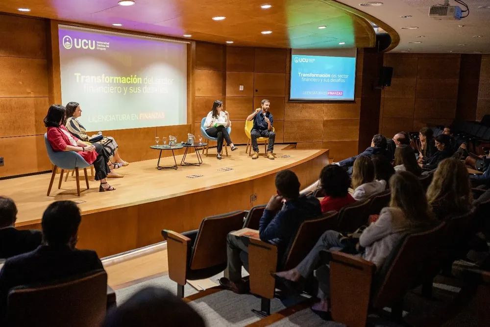 Un momento del lanzamiento de Finanzas con el intercambio entre Pivel, Matías Carro (cofundador de Chance) y María Croci (Sustainability Business Transition Discipline Leader en BBVA), moderado por María Eugenia Domínguez, directora de la carrera de Contador Público.
