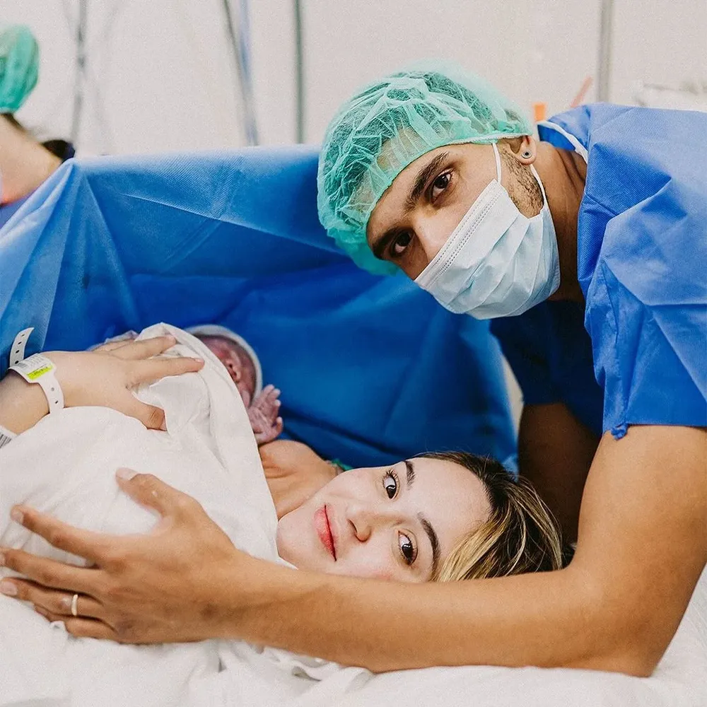 Ronald Araujo junto a su esposa y a su nueva hija, Adara