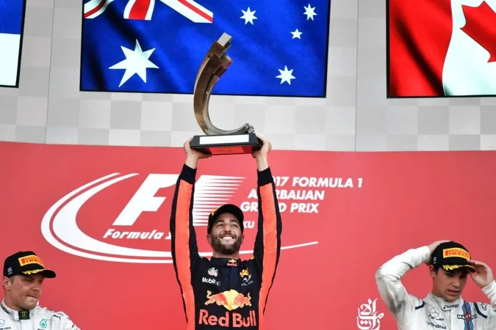 Ricciardo, flanqueado por Bottas y el canadiense Stroll, quien logró su primer podio en la Fórmula 1