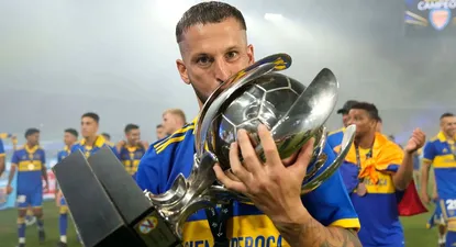 Darío Benedetto con la Supercopa Argentina luego de anotar los tres goles para Boca