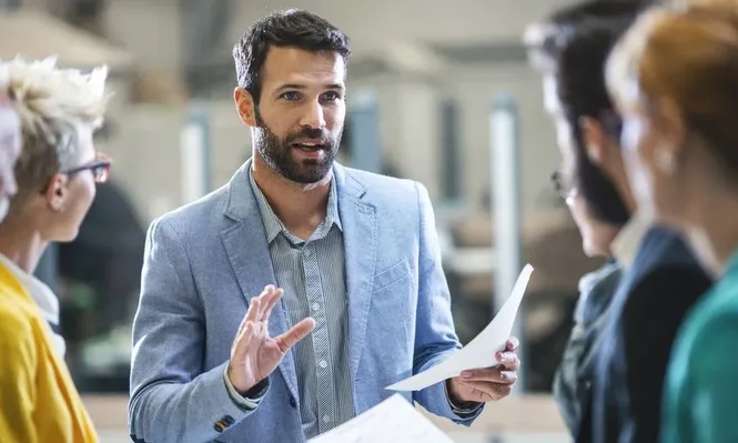 Por qué no deberías fiarte de la gente demasiado segura de sí misma