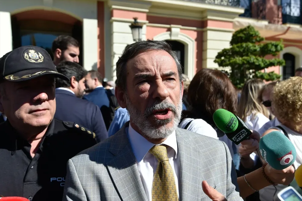 El delegado del Gobierno, Francisco Jiménez, ha confirmado que queda una persona desaparecida.