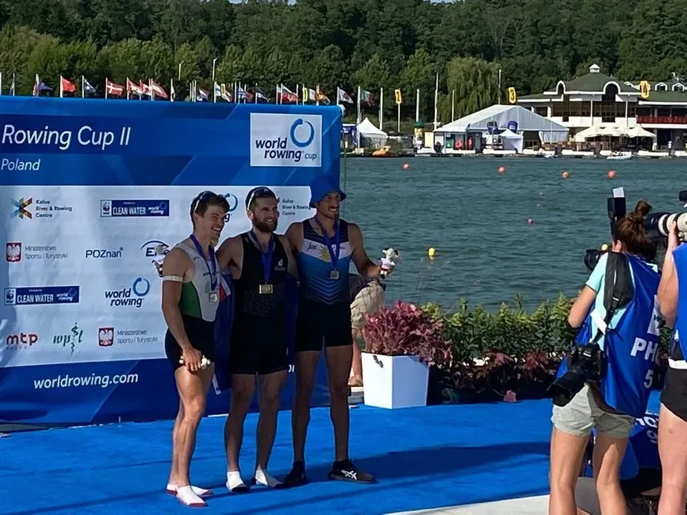 Felipe Klüver, a la derecha de la foto, celebra la medalla de bronce lograda en Polonia