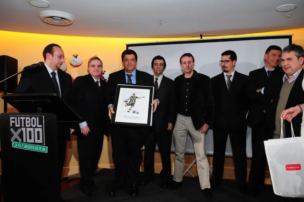 Los periodistas de Referí entregan a Jorge Barrera, en representación de Zalayeta, el premio a mejor de 2012-2013 de Fútbolx100