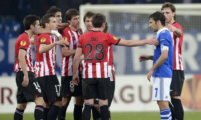 Los jugadores del Bilbao consuelan a Raúl tras el partido
