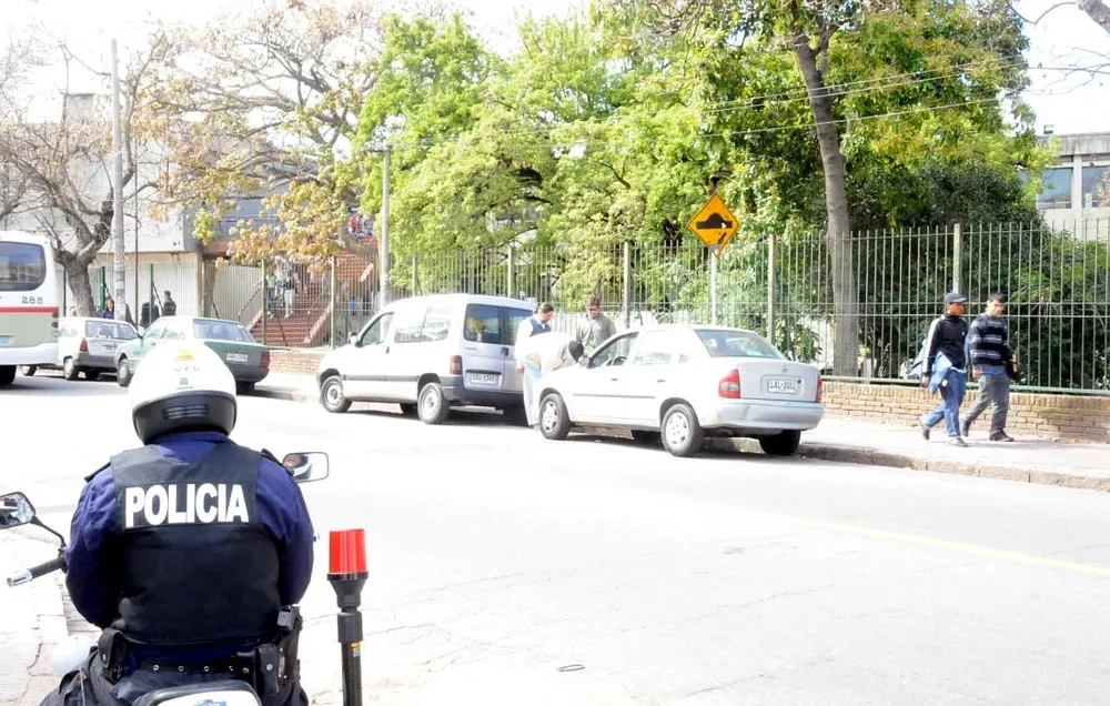 Guardia policial frente al Liceo Bauzá