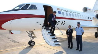 Pedro Sánchez desciende del avión presidencial.