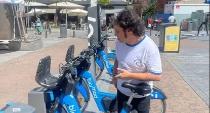 Un usuario intenta desbloquear una bici de BiciMad este lunes