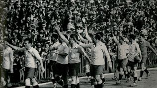 La selección de Uruguay dando la primera vuelta olímpica de la historia en los Juegos Olímpicos de París en 1924