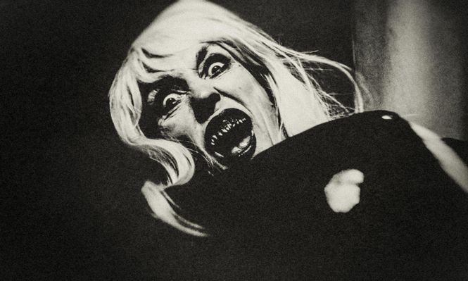 Un vampiro es una criatura mítica que se cree que sobrevive alimentándose de la sangre de los vivos.