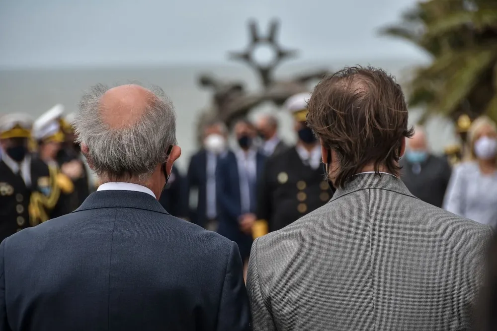 Javier García y Luis Lacalle Pou en acto por el Día de la Armada.