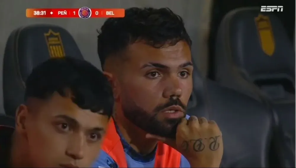 Nicolás Schiappacasse cantó canciones de Peñarol en el Campeón del Siglo