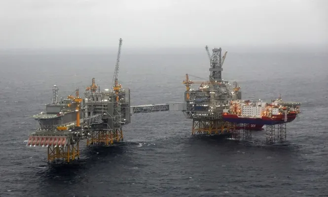 El precio del crudo viene por debajo del cierre del último mes.