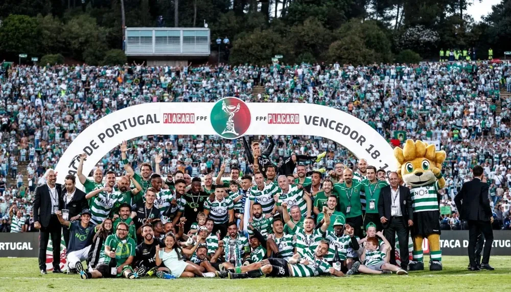 El festejo de Waldemar Acosta, tras ganar el Clausura 2019 de El Salvador, con Águila