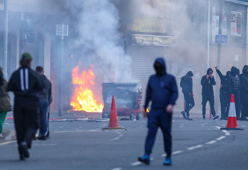 Belfast en llamas tras ataque a cuchillazos por parte de un sudanés: grupos antimigrantes cortaron calles y quemaron vehículos