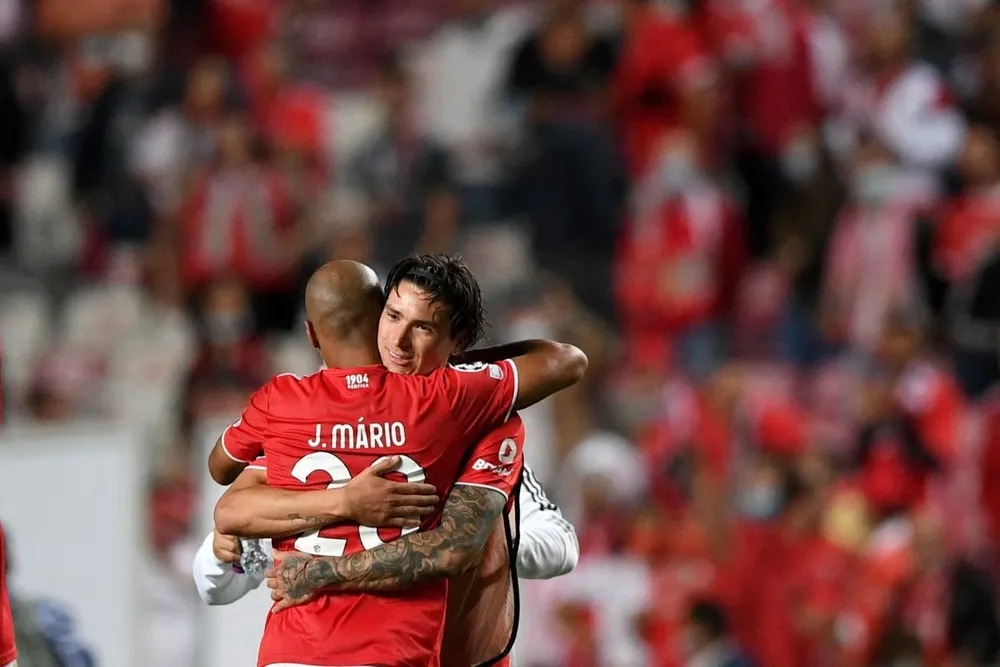 Con Joao Mario, abrazo de gol