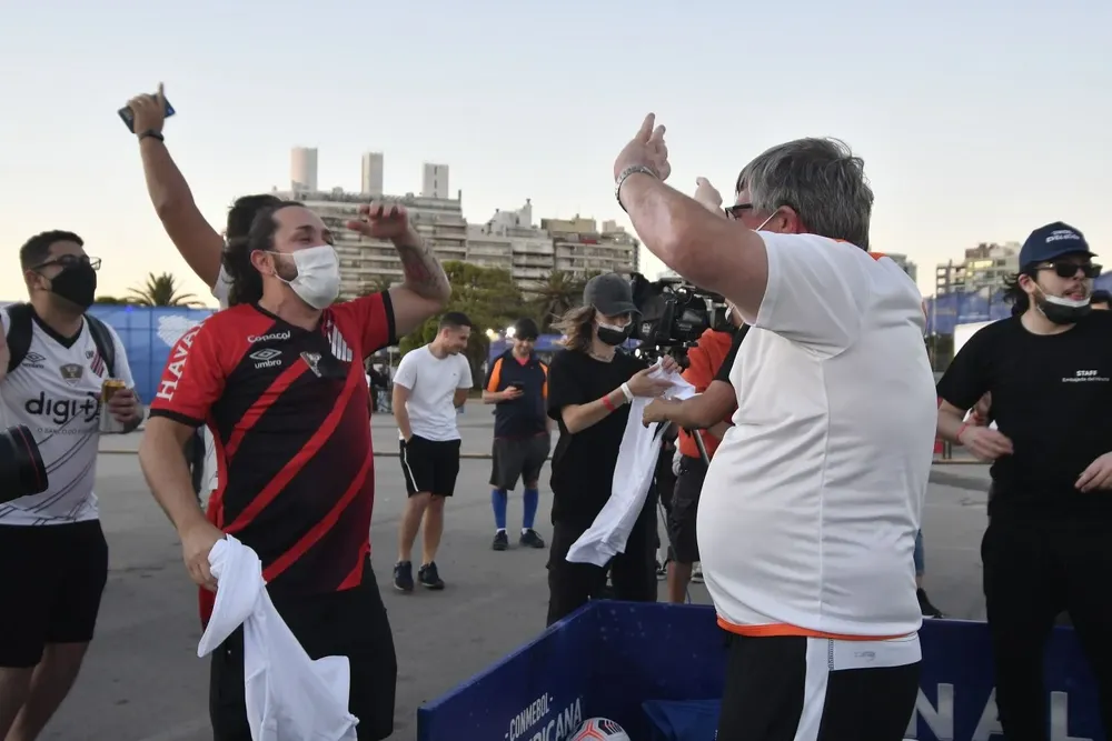 Los primeros brasileros que se acercaron al Fan Fest de la Conmebol el jueves; los comercios del Centro esperan la llegada de 60.000 turistas