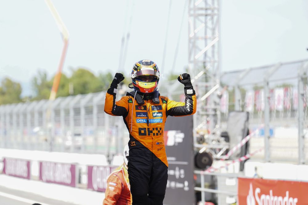 El piloto australiano del equipo McLaren Oscar Piastri celebra su victoria en el Gran Premio de España de Fórmula Uno, este domingo en el circuito de Barcelona-Cataluña.