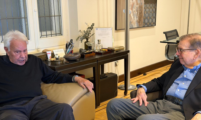 El expresidente español, Felipe González, y el presidente electo de Venezuela, Edmundo González Urrutia.