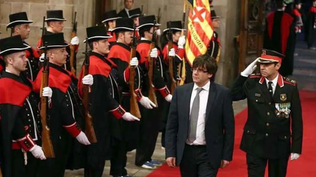Carles Puigdemont saluda a los Mossos d´Esquadra