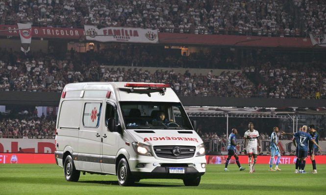 Una ambulancia ingresa en pleno partido Nacional vs Sao Paulo en Morumbí para asistir a Juan Izquierdo