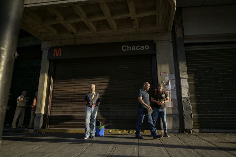 La entrada del metro de Caracas, cerrada por el masivo apagón que afecta a todo el país desde la madrugada del viernes