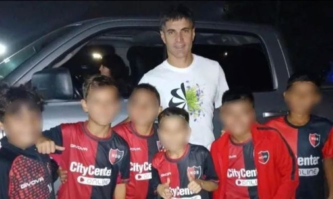 Los seis niños de Newells Old Boys que se tomaron la fotografía con Ignacio Malcorra, de Rosario Central