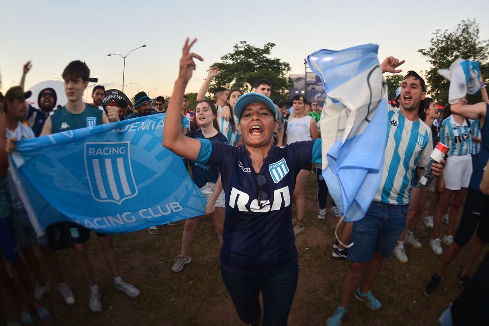 Hinchas de Racing en Asunción