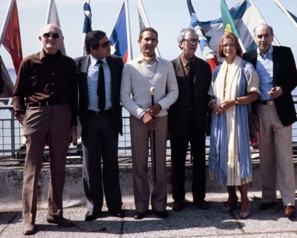 El crítico de cine francés Robert Chazal, el compositor ruso Andrei Petrov, el escritor español Antonio Gala, el director de fotografía británico Douglas Slocombe, la actriz estadounidense Ellen Burstyn y el director francés Jacques Deray posan para una fotografía durante el 34º Festival Internacional de Cine de Cannes