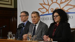 El ministro de Economía, Gabriel Oddone, durante la conferencia de prensa junto al subsecretario, Martín Vallcorba, y la contadora general de la Nación, Adriana Arosteguiberry