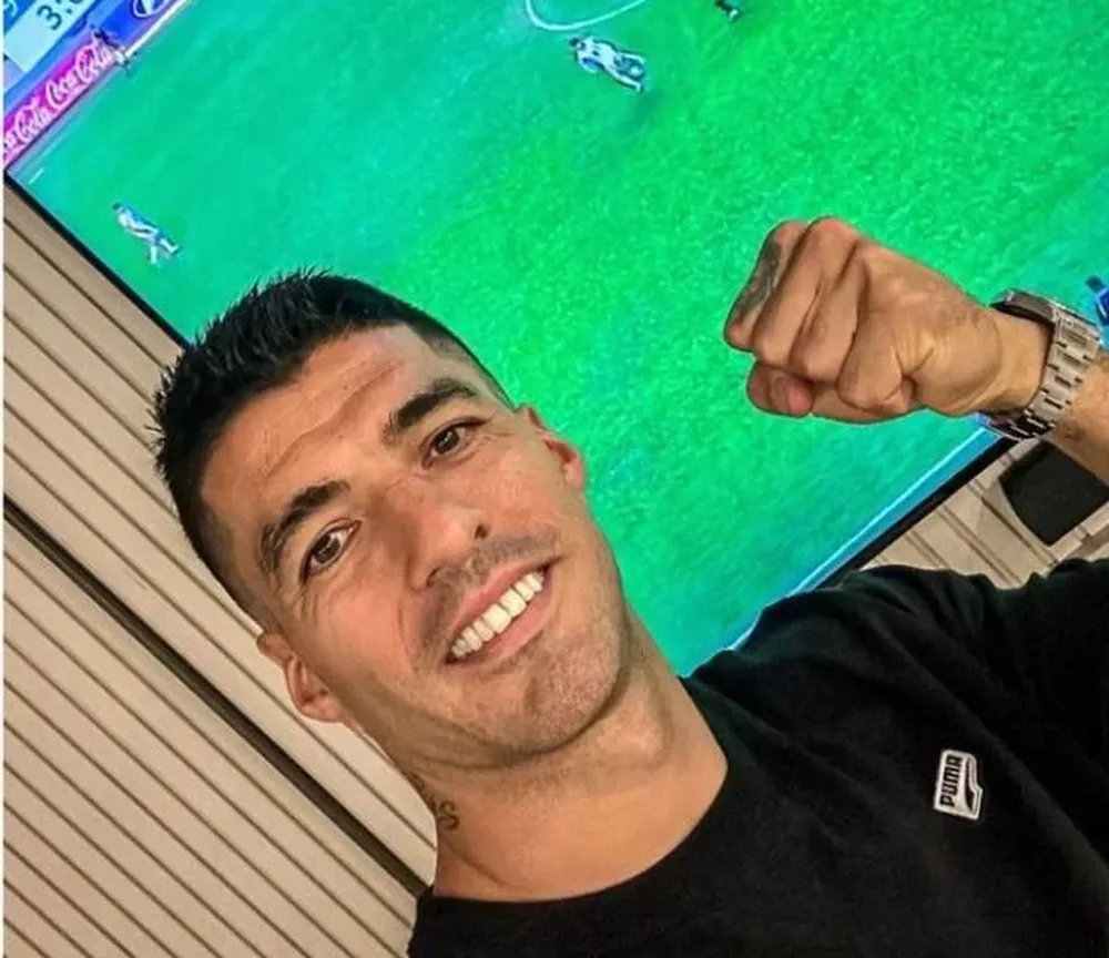 Luis Suárez anoche, mientras miraba el partido