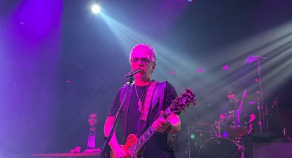 El argentino Juanse hizo vibrar Madrid con clásicos de los Ratones Paranoicos y un homenaje a Pappo