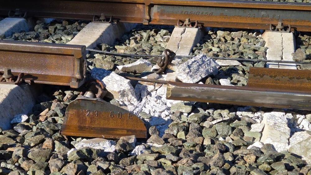 El tramo de la vía dañada por donde pasó el tren que descarriló.