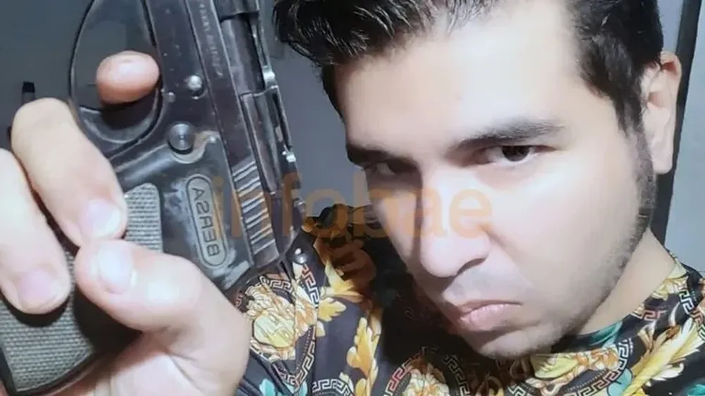 Fernando Sabag Montiel con el arma secustrada