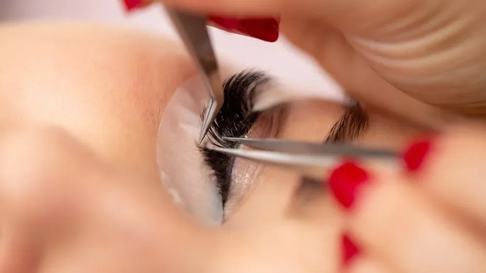 Aunque parezca inofensivo, el uso continuo de pestañas postizas y la falta de cuidados pueden causar varios problemas