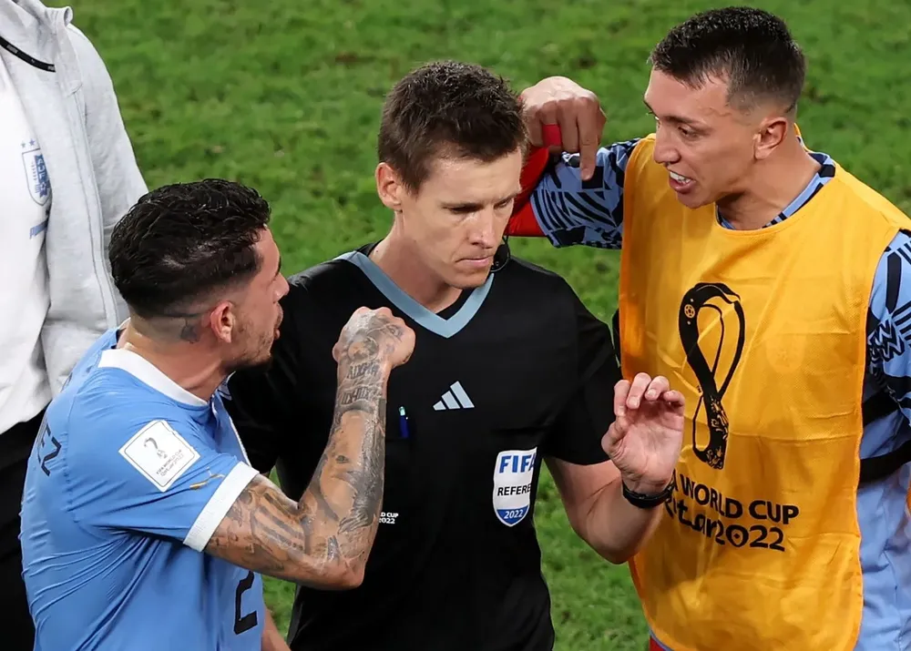 Así se fue Siebert del Mundial: increpado y señalado por Giménez y Muslera