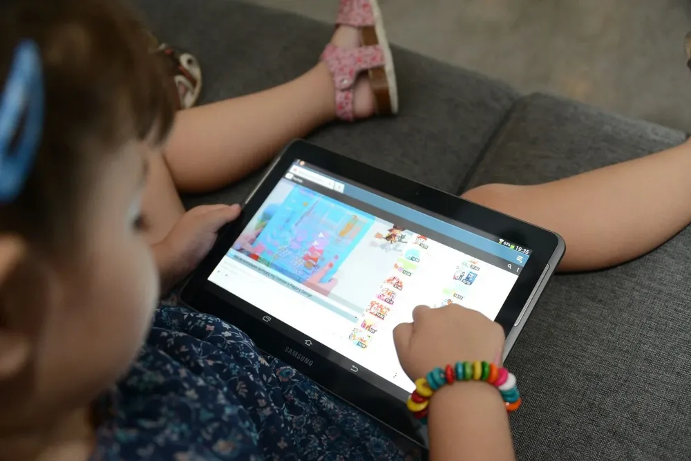 El 80% de los niños cuyas edades oscilan entre 9 y 17 años aseguran usar redes sociales para chatear.