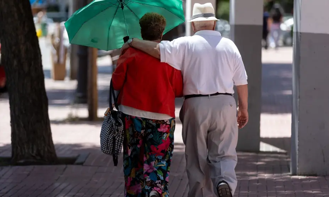 Dos pensionistas caminando por la calle
