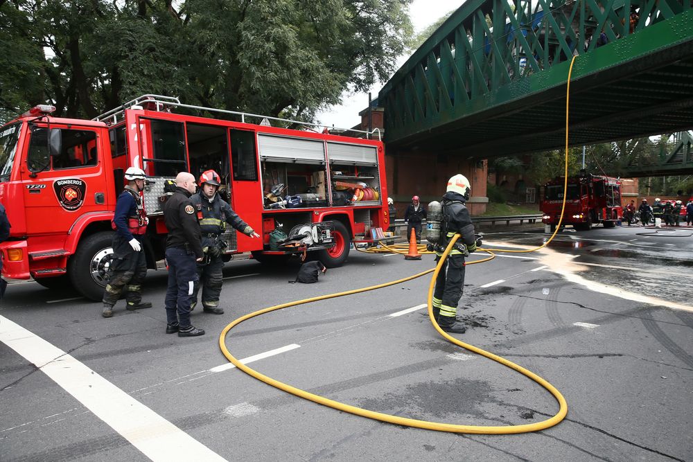 Los bomberos intentaron contener el derrame de combustible